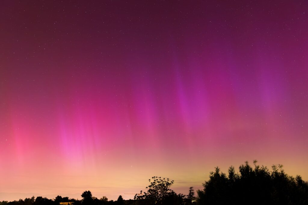 Vibrant aurora borealis illuminates the night sky over Geneva, creating a stunning natural display.