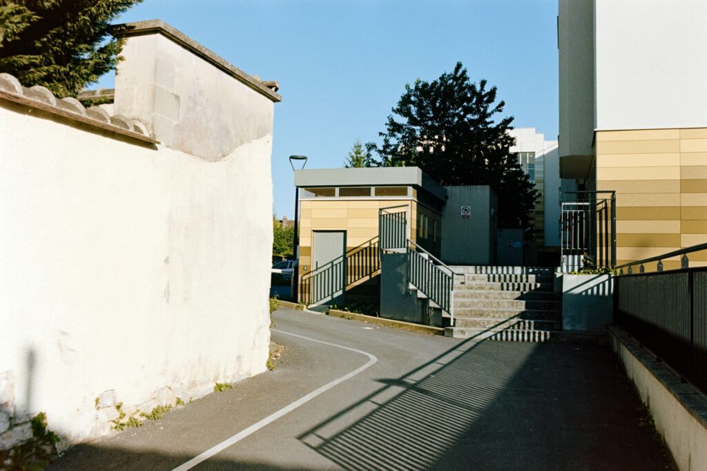 A quiet urban alleyway with stairs and buildings in Compiègne, France.