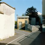 A quiet urban alleyway with stairs and buildings in Compiègne, France.