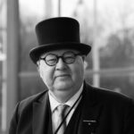 Black and white portrait of an elderly gentleman in Gothenburg wearing a hat and glasses.