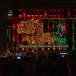 A vibrant neon display celebrating Mexican Independence Day at night in Mexico City.